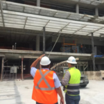 ingenieros en obra de construcción