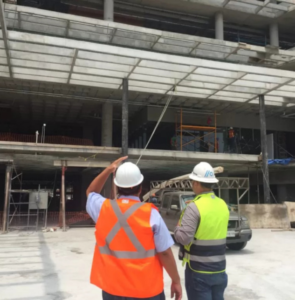 ingenieros en obra de construcción